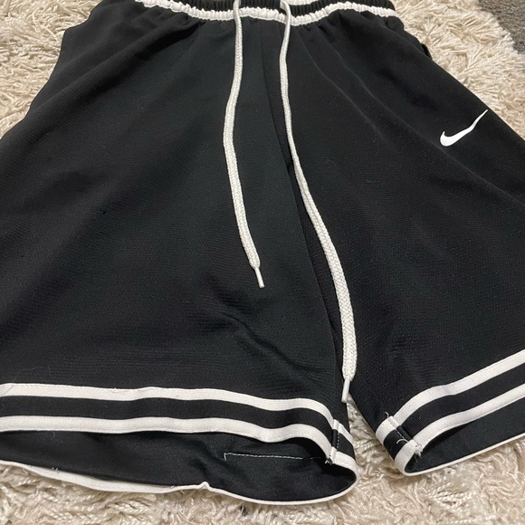Men's Nike DNA Dri-Fit Black Basketball Shorts with Zipper Pocket - Picture 8 of 9
